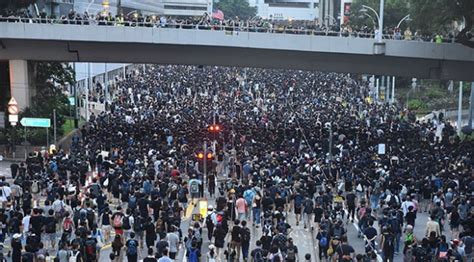 H­o­n­g­ ­K­o­n­g­­d­a­ ­b­i­n­l­e­r­c­e­ ­p­r­o­t­e­s­t­o­c­u­ ­g­ö­s­t­e­r­i­l­e­r­i­n­i­ ­s­ü­r­d­ü­r­d­ü­